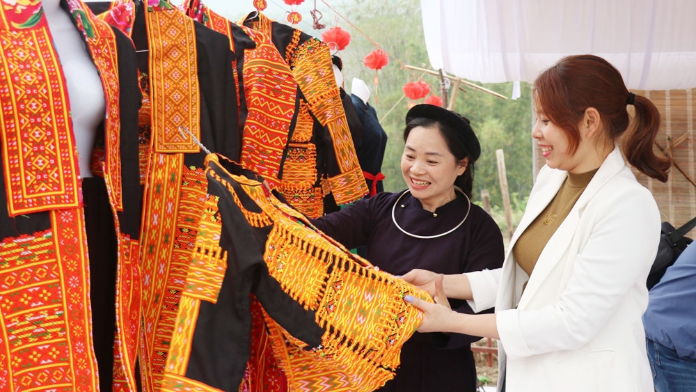 Khám phá Lễ Cầu mùa của người Dao Lô Gang: Nét văn hóa tâm linh độc đáo- Ảnh 3. Du khách tham quan gian hàng trưng bày trang phục truyền thống của đồng bào dân tộc Dao tại Lễ hội. (Ảnh Báo Dân Tộc)
