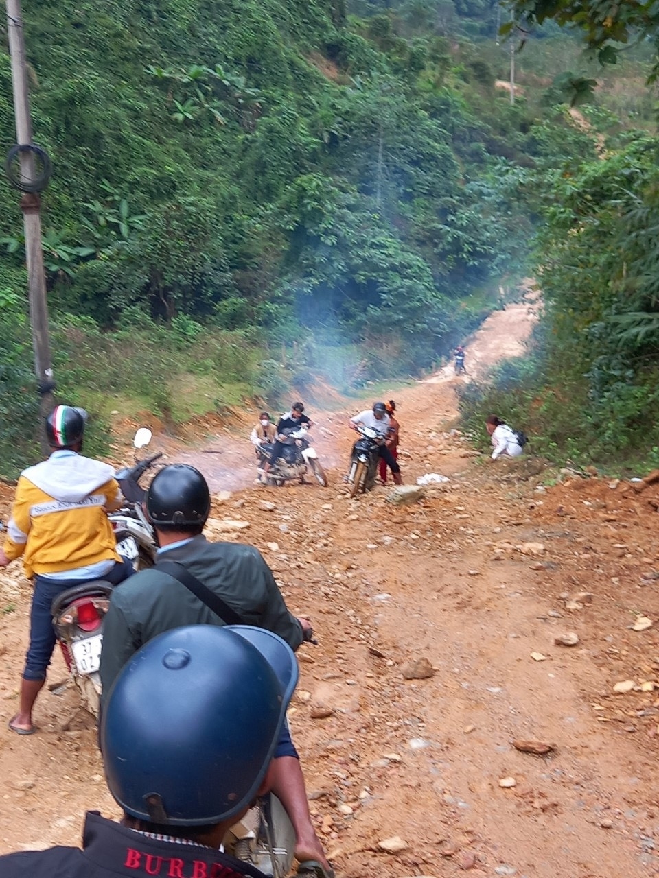 Nghệ An đẩy nhanh tiến độ xóa nhà tạm, nhà dột cho người Đan Lai trước 31/7/2025- Ảnh 3. Đường vào bản làng người Đan Lai ở vùng lõi Vườn quốc gia Pù Mát huyện Con Cuông đến nay vẫn chưa thi công xong. (Ảnh Báo Dân Tộc)