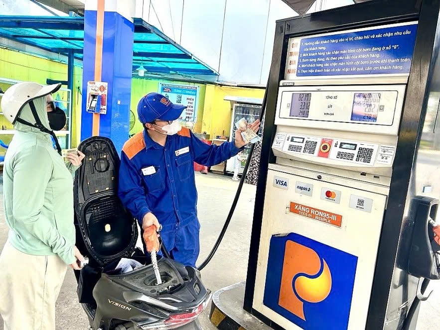 Giá xăng dầu hôm nay 12-3: Tăng nhẹ, nhưng kỳ vọng giảm trong nước- Ảnh 1. Giá xăng dầu hôm nay