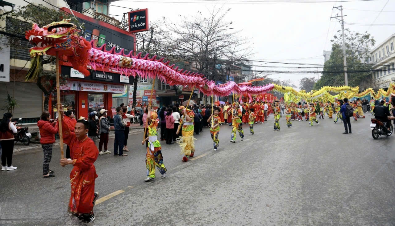 Hàng vạn du khách tham gia Lễ hội rước Mẫu tại Tuyên Quang (Ảnh Báo Dân Tộc)