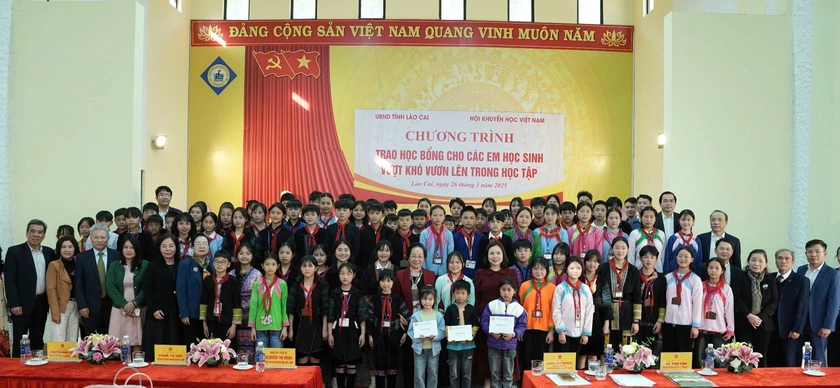 Hội Khuyến học Việt Nam trao học bổng cho 200 học sinh vượt khó vươn lên trong học tập tại Lào Cai. (Ảnh Công dân & Khuyến học)