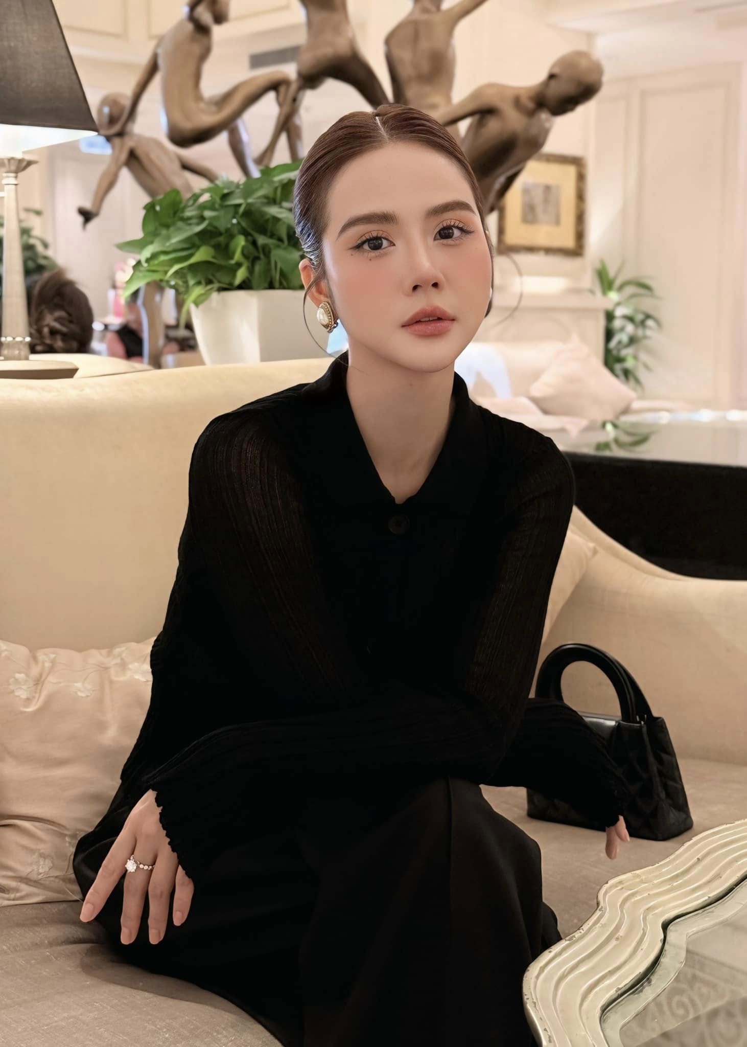 Huyền Lizzie sở hữu phong cách thời trang sành điệu, cá tính.