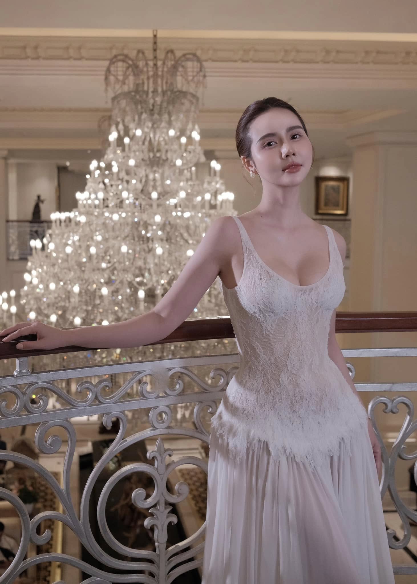 Huyền Lizzie tự tin khoe khuôn mặt nhỏ nhắn. 