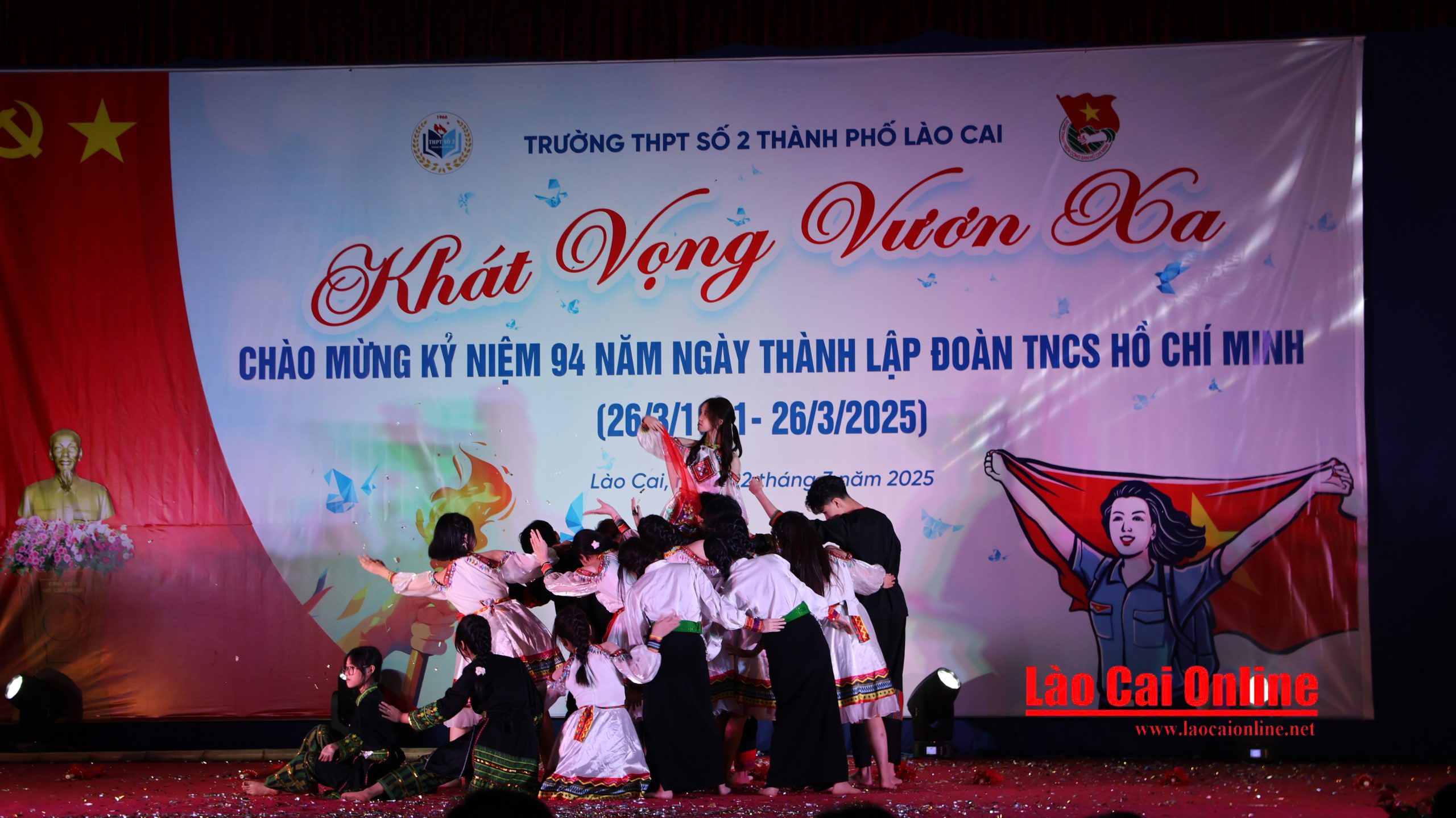 Những tiết mục văn nghệ đặc sắc được các em học sinh đoàn trường THPT Số 2 TP Lào Cai biểu diễn