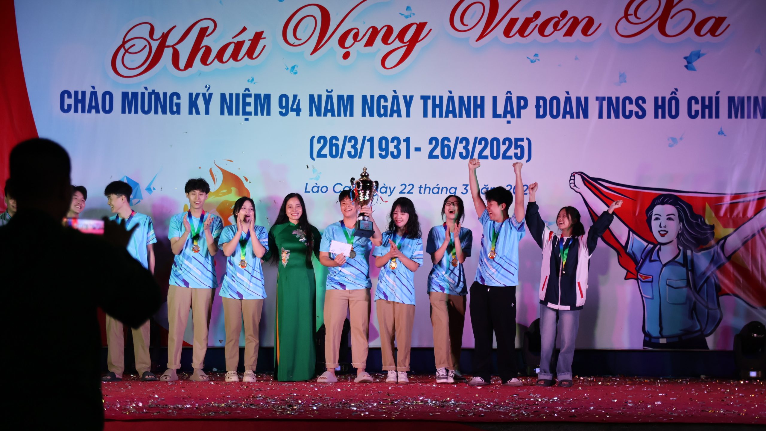 Vinh trao giải cho các em học sinh có thành tích xuất sắc trong các cuộc thi chào mừng kỷ niệm 94 năm ngày thành lập Đoàn TNCS Hồ Chí Minh