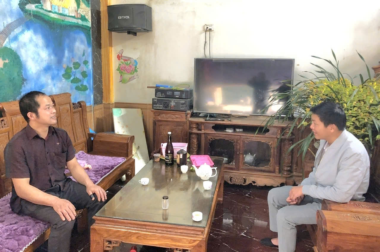 Không chỉ làm giàu cho gia đình, anh Tẩn A Sểnh (bên trái ảnh), Trưởng giáo điểm công giáo Quang Kim còn nhiệt tình giúp nhiều hộ nghèo trong xã, trong huyện xây dựng nhà cửa ổn định đời sống. (Ảnh Báo Dân Tộc)