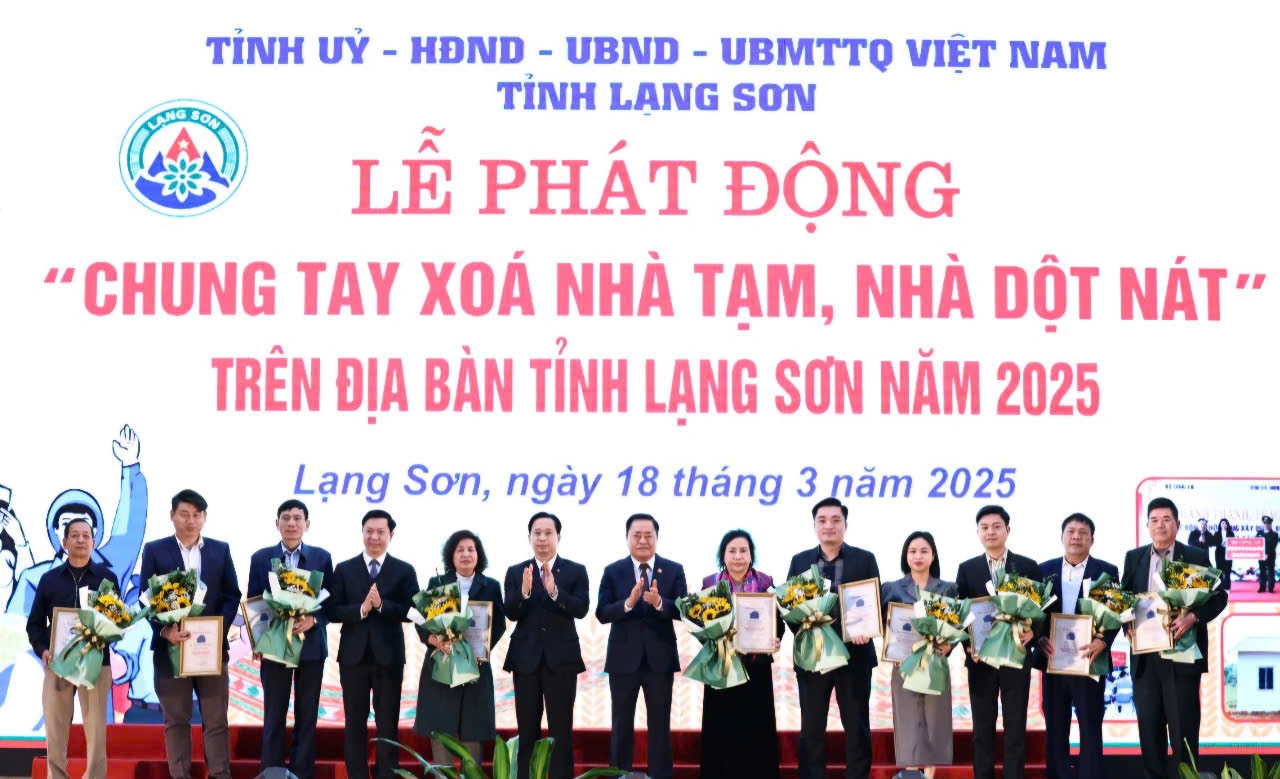 Lãnh đạo tỉnh Lạng Sơn chụp ảnh lưu niệm với các doanh nghiệp, nhà hảo tâm ủng hộ, hỗ trợ xóa nhà tạm, nhà dột nát trên địa bàn tỉnh năm 2025. (Ảnh Báo Dân Tộc)