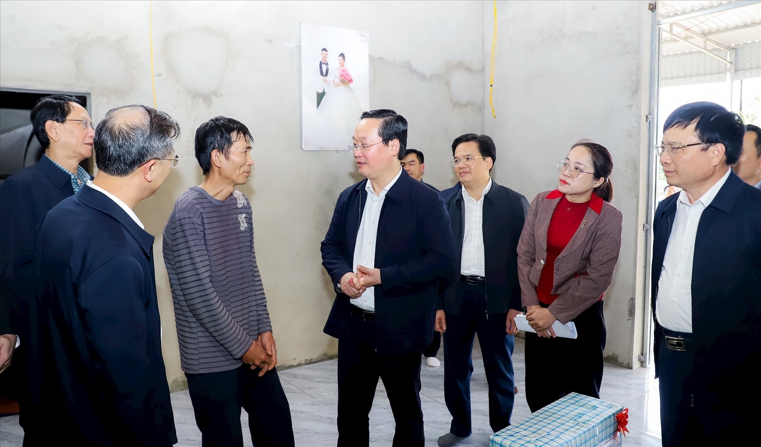 Nghệ An: Đẩy nhanh tiến độ xóa nhà tạm, nhà dột nát tại vùng miền núi- Ảnh 2. Lãnh đạo tỉnh Nghệ An thăm, chia sẻ niềm vui với gia đình ông Ngân Văn Thắng, trú bản Liên Bận, xã Châu Thắng, huyện Quỳ Châu vừa xây dựng xong căn nhà mới. (Ảnh Báo Dân Tộc)