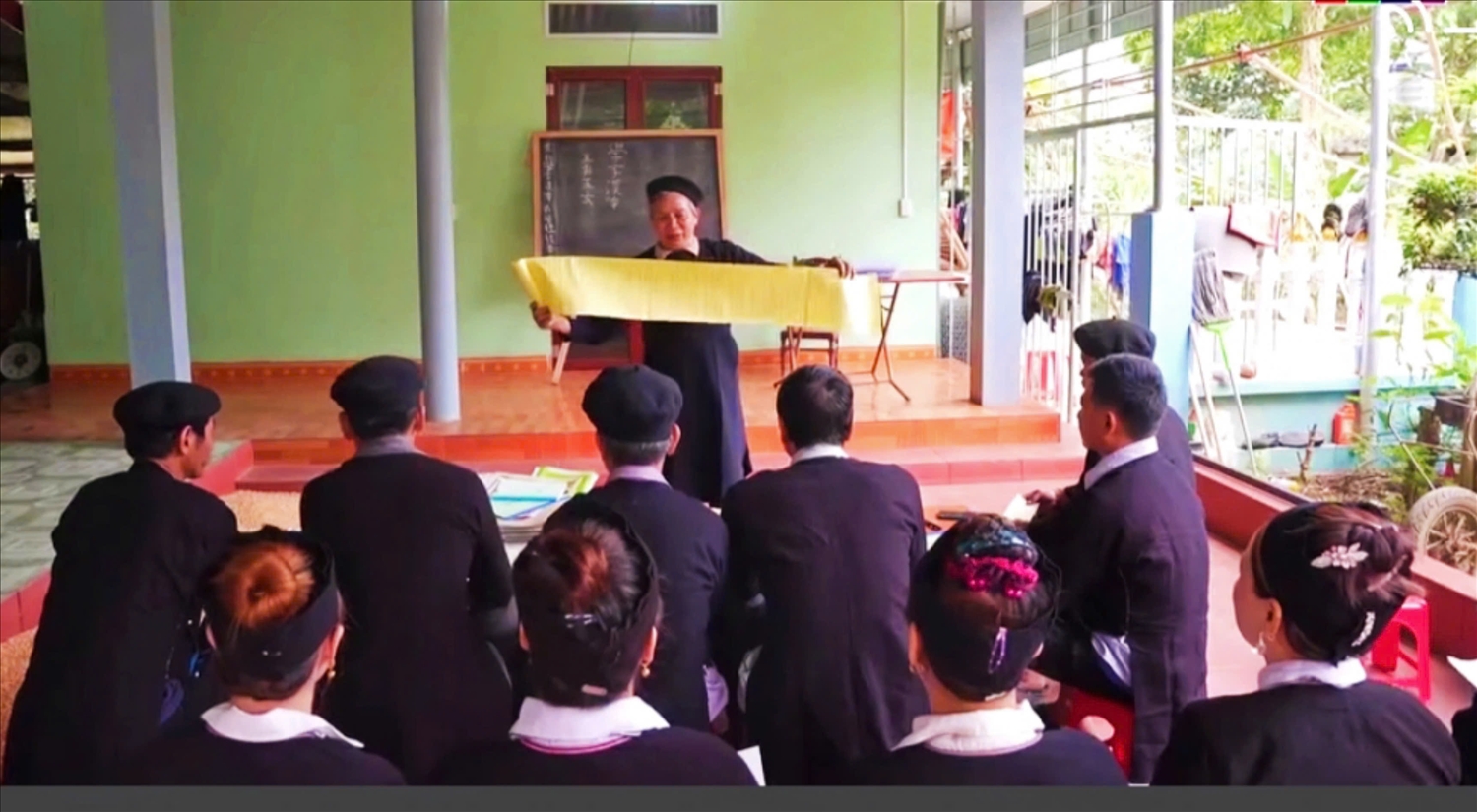 Lớp học chữ Nôm- Dao do nghệ nhân Đặng Hồng Khánh truyền dạy (ảnh báo dân tộc )