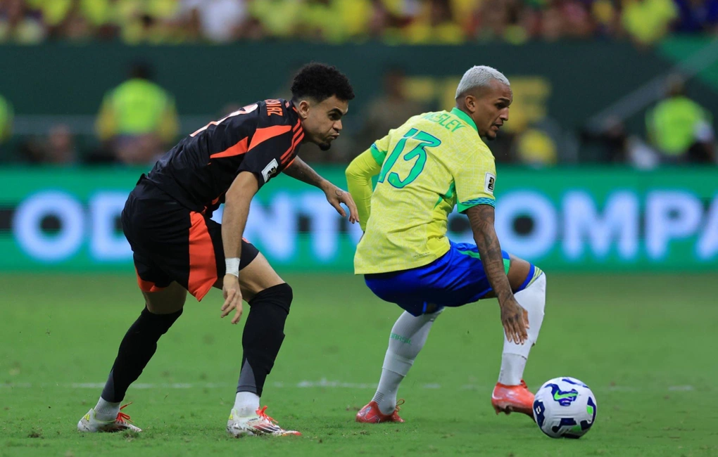 Luis Diaz tranh bóng với Wesley Franca