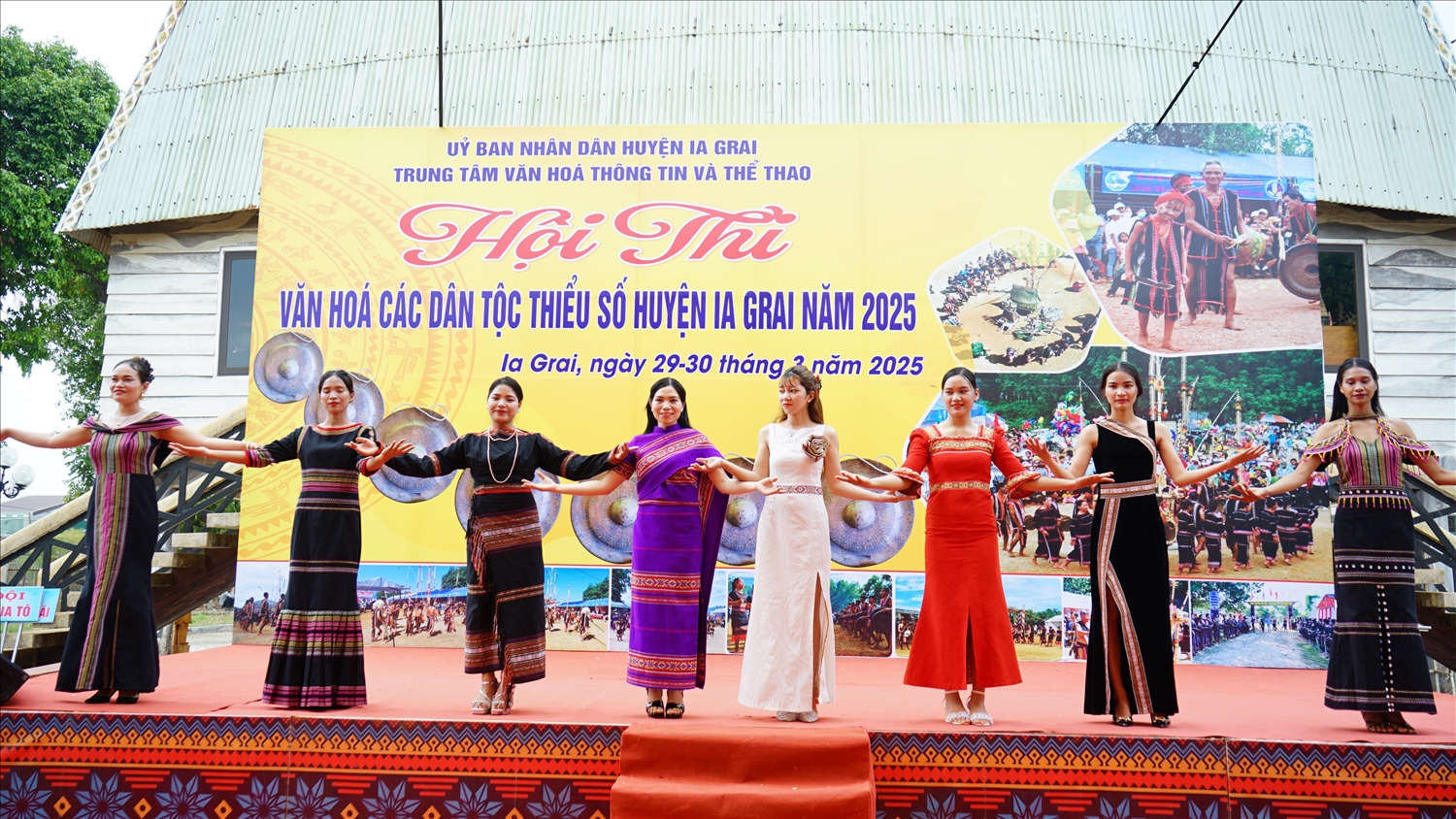 Màn trình diễn trang phục dân tộc đặc sắc của đội xã Ia Krái. (Ảnh Báo Dân Tộc)