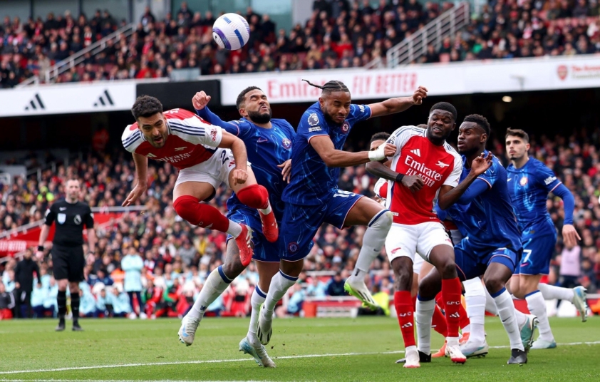 Mikel Merino đánh đầu ngược ghi bàn cho Arsenal 