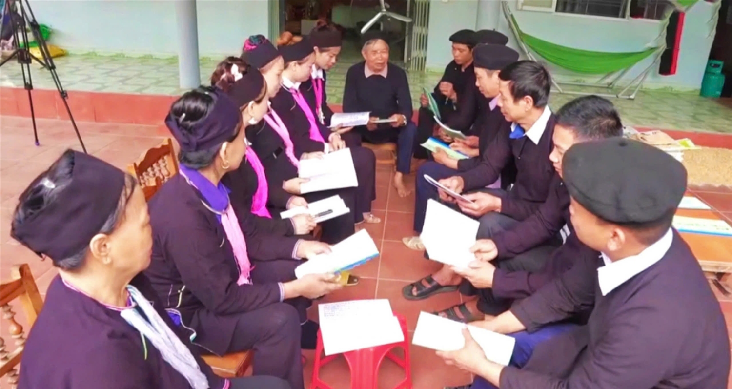 Một buổi học chữ nôm Dao miễn phí do ông Đặng Hồng Khánh truyền dạy (ảnh báo dân tộc)