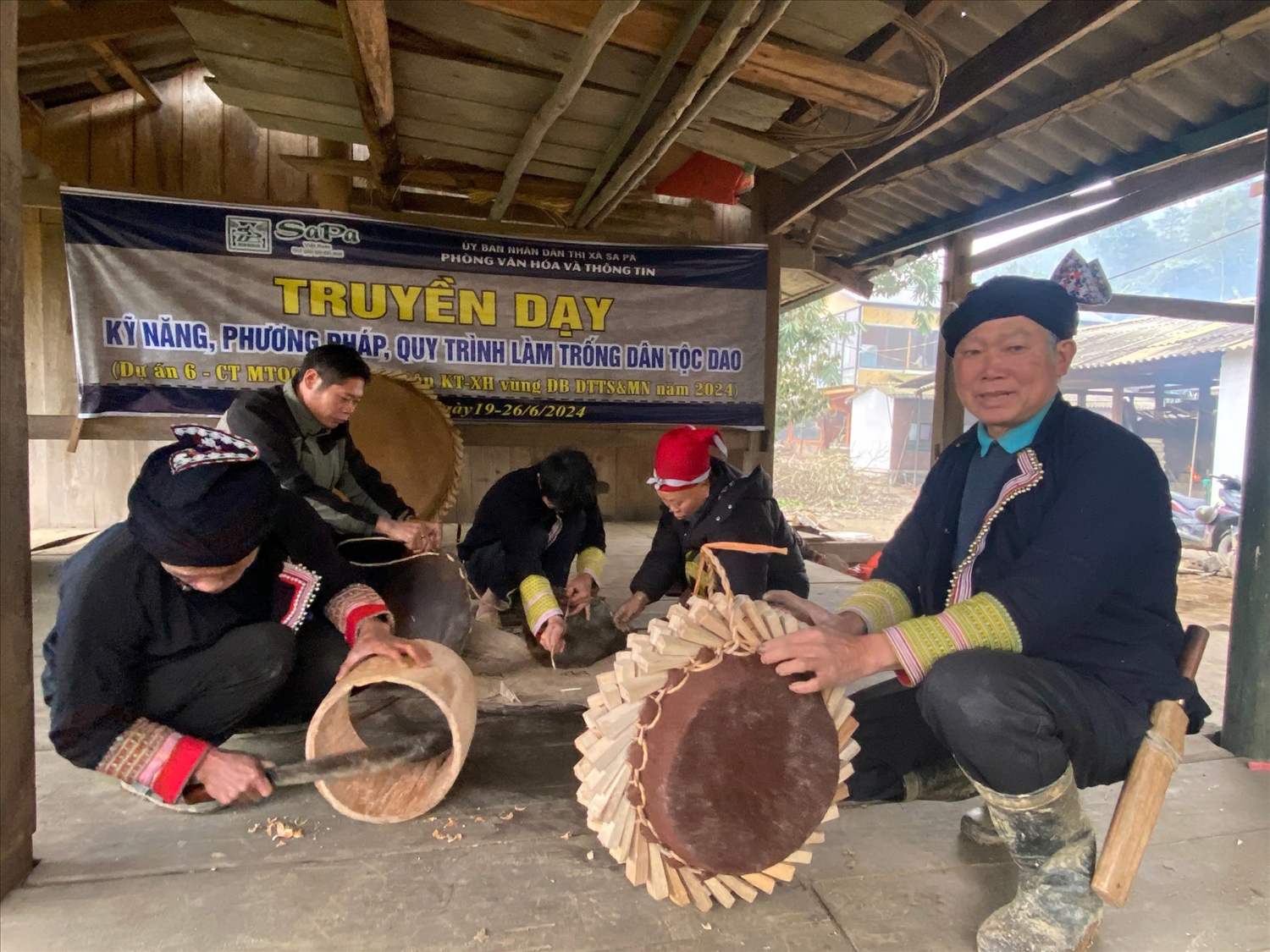 Nét độc đáo của chiếc trống nêm chính là ở những chiếc nêm được đan chéo quanh tang trống. (Ảnh Báo Dân Tộc)