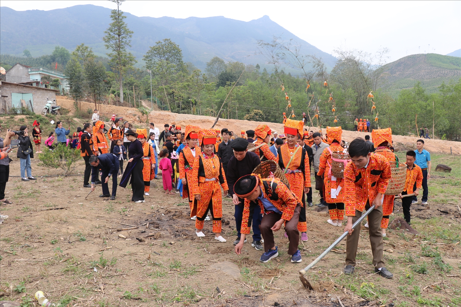 Người dân địa phương hào hứng cuốc hố, tra hạt tại Lễ Cầu mùa với ước mong một năm mùa màng bội thu. (Ảnh Báo Dân Tộc)