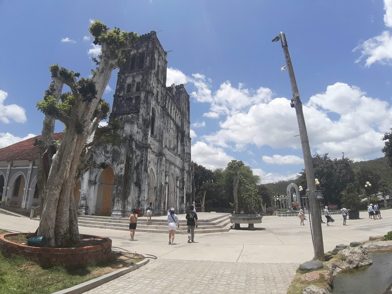 Nhà thờ Mằng Lăng cổ kính. (Ảnh Báo Dân Tộc)