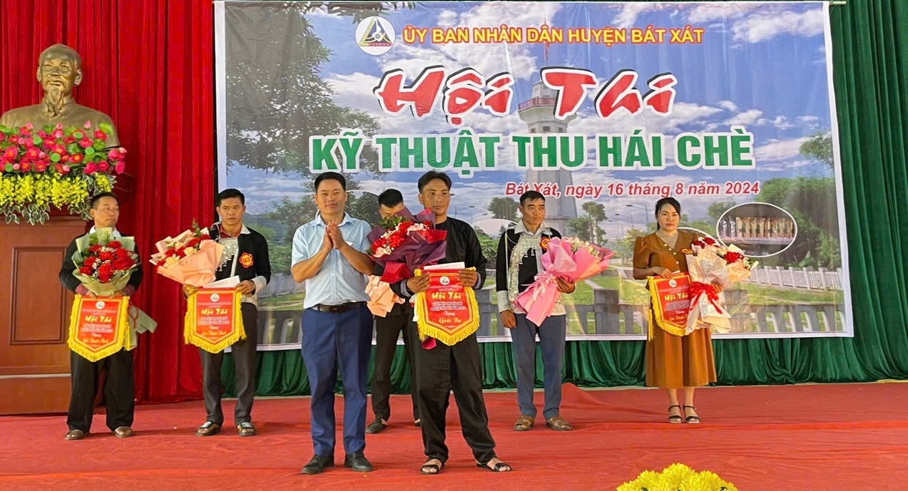 Bát Xát giữ gìn đặc sản chè Shan để nâng cao thu nhập cho người dân vùng cao- Ảnh 3. Nhiều hoạt động tuyên truyền, quảng bá sản phẩm chè được chính quyền địa phương tổ chức - Ảnh Báo Dân Tộc