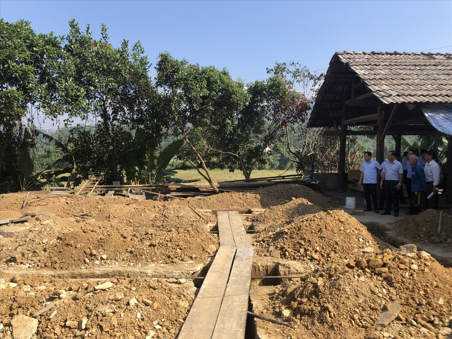 Ông Hoàng Quốc Khánh, Phó Chủ tịch Thường trực UBND tỉnh Lào Cai (thứ 2 từ trái qua) kiểm tra tiến độ xóa nhà tạm, nhà dột nát tại huyện Văn Bàn (ảnh Báo Dân Tộc)