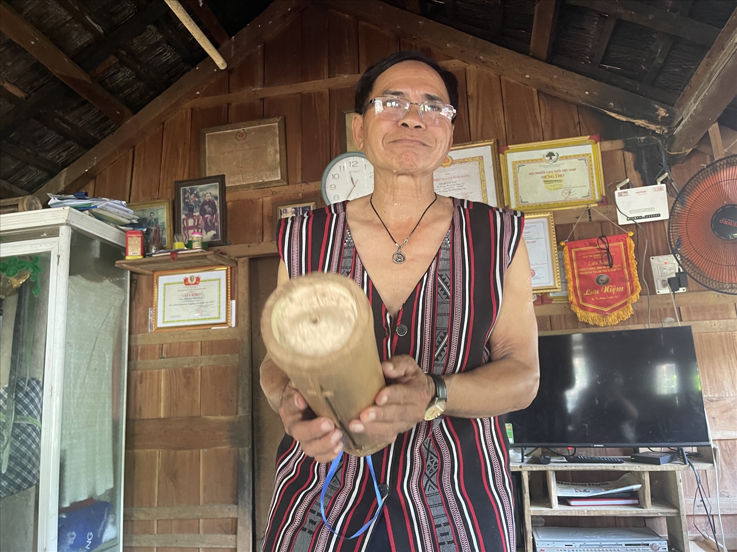 Người gìn giữ hồn cốt văn hóa làng Mang Lùng- Ảnh 2. Ông Phạm Văn Lậc biểu diễn chinh kala. (Ảnh Báo Dân Tộc)