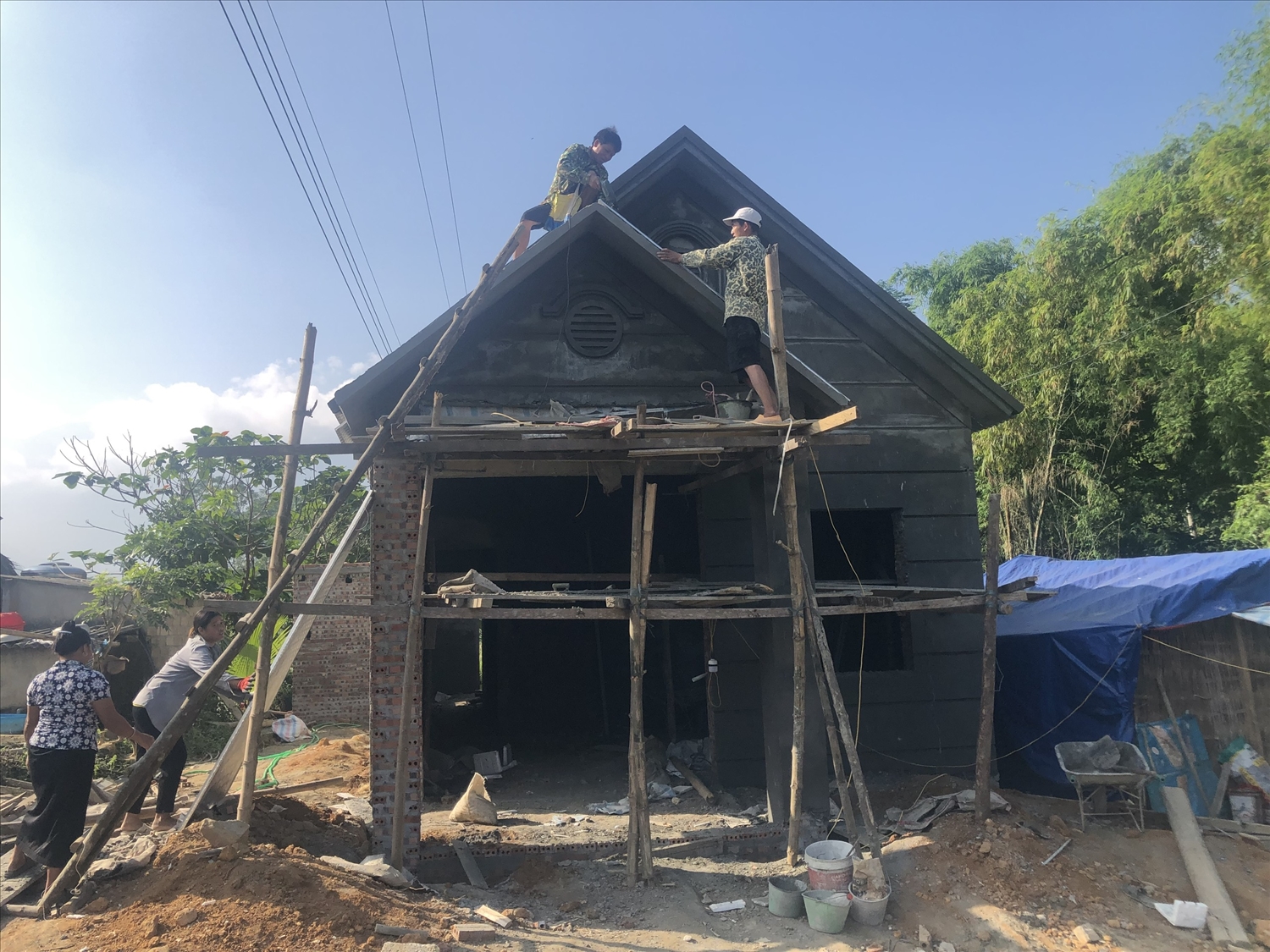 Phong trào xóa nhà tạm, nhà dột nát ở Lào Cai đã và đang được cả hệ thống chính trị vào cuộc với quyết tâm cao nhất (ảnh Báo Dân Tộc)