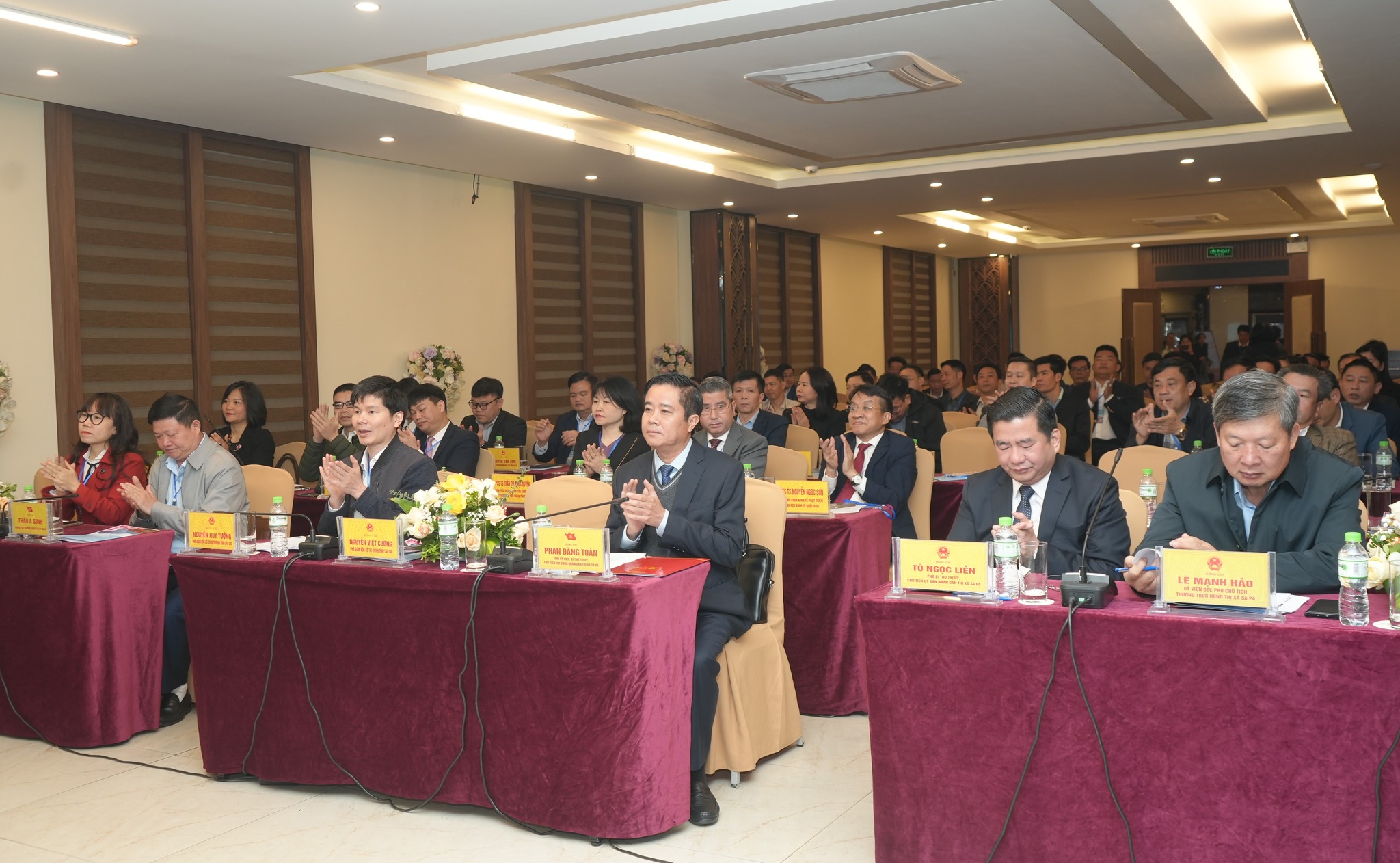 Rất nhiều đại biểu tham gia hội nghị (ảnh truyền hình SaPa)