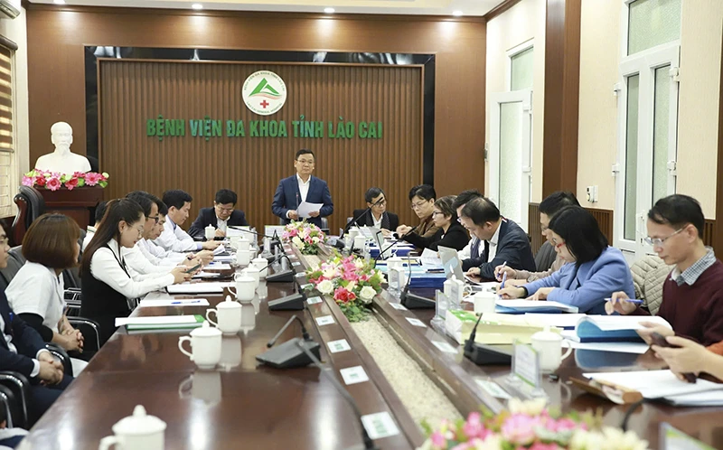 Thẩm định các điều kiện để thực hiện kỹ thuật lấy, ghép thận từ người hiến sống và người hiến chết não tại Bệnh viện đa khoa tỉnh Lào Cai. (Ảnh Báo Nhân Dân)