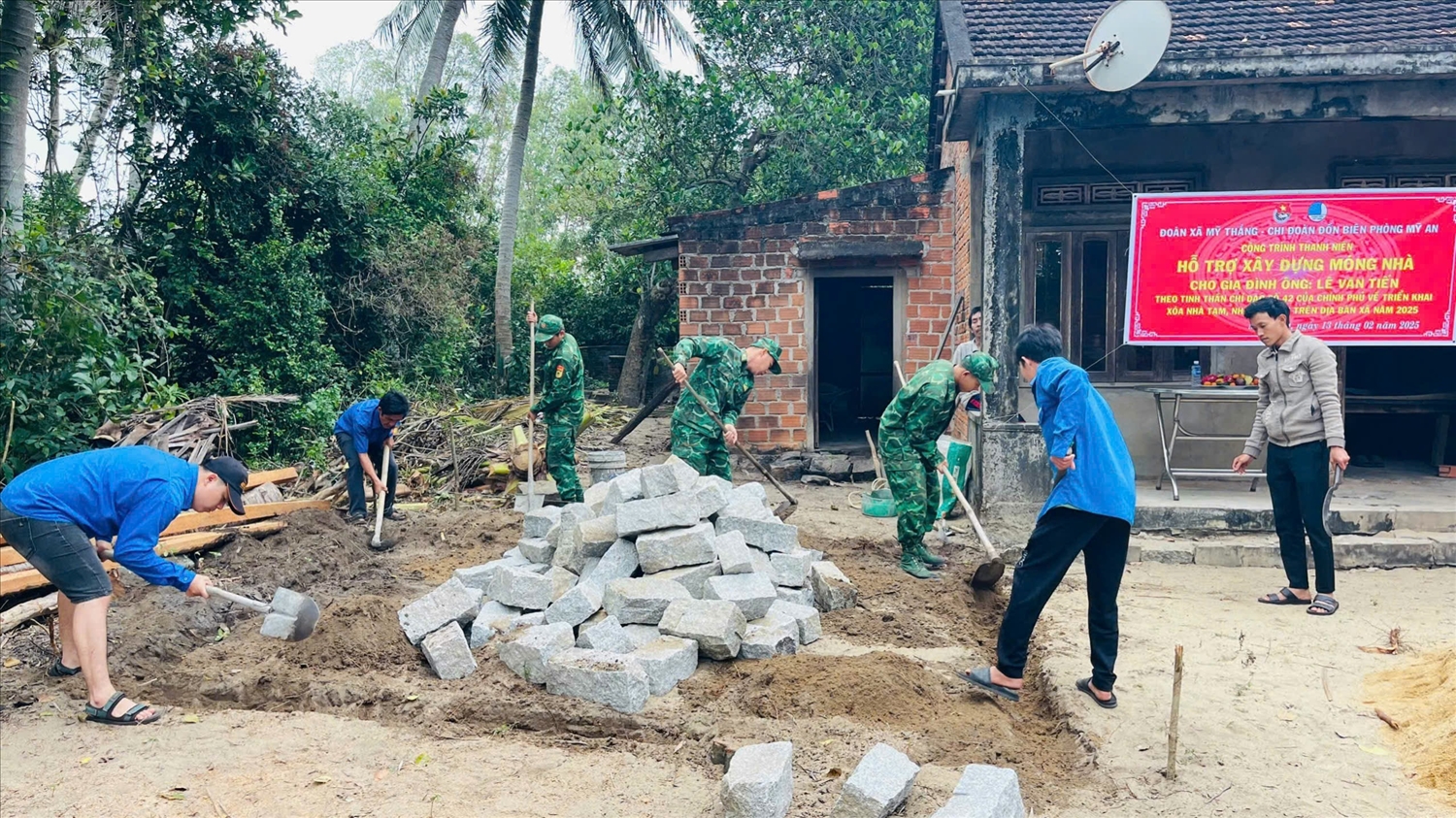 Thanh niên Bình Định chung tay xóa nhà tạm, giúp người dân an cư- Ảnh 1. Thanh niên Bình Định giúp người dân đào móng, xây dựng nhà mới. (Ảnh Báo Dân Tộc)