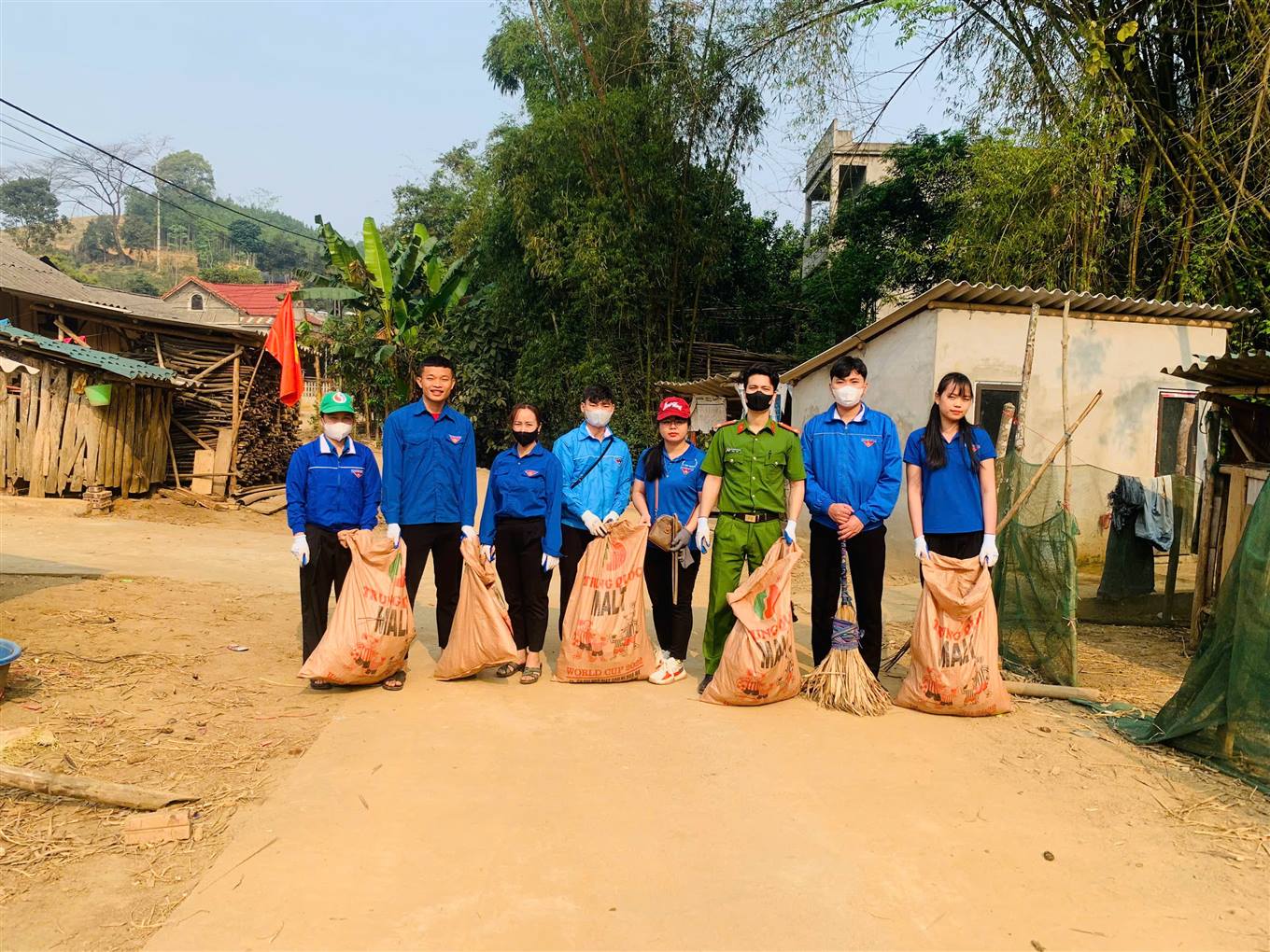 Thu gom rác thải (ảnh truyền hình Bảo Yên)