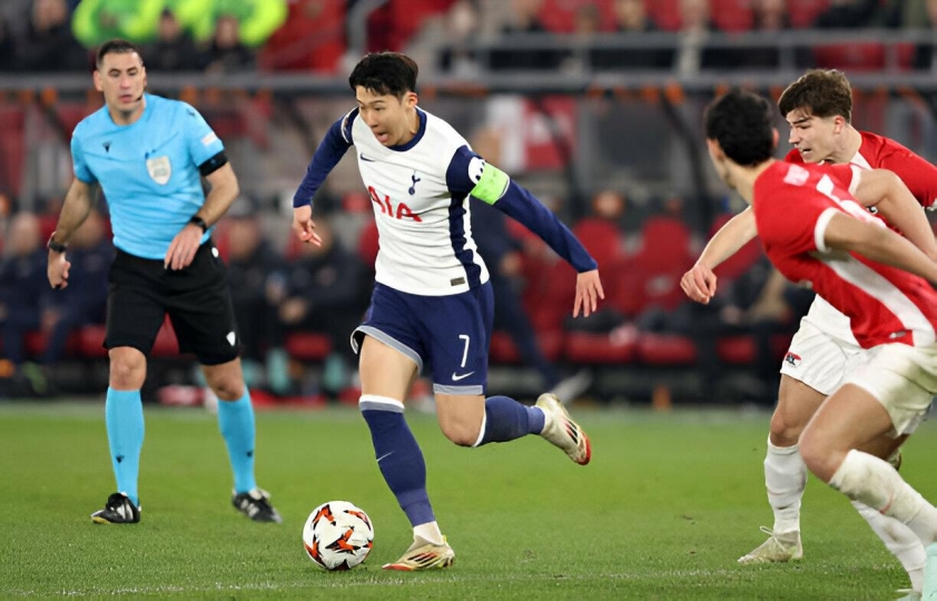 Tottenham thất bại ê chề trước AZ Alkmaar tại Cúp C2: Pha phản lưới nhà tai hại- Ảnh 2. Tottenham thi đấu đầy bạc nhược trên đất Hà Lan