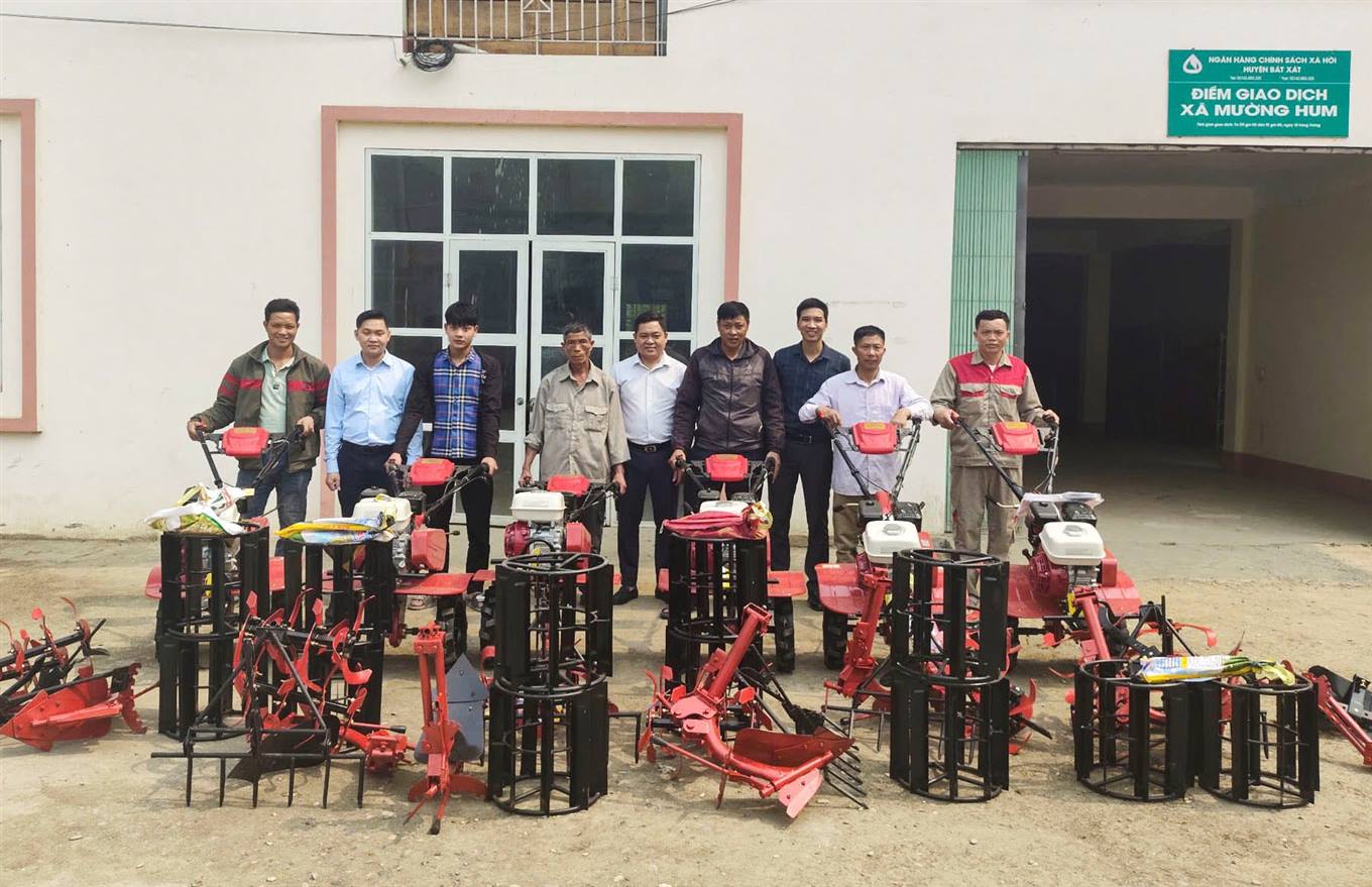 Công ty Cổ phần Thủy điện Mường Hum hỗ trợ 52 máy cày giúp hộ dân khắc phục thiên tai- Ảnh 3. Trao máy cày cho hộ nghèo 3 xã Mường Hum, Bản Xèo và Dền Thàng. (Ảnh Truyền Hình Bát Xát)