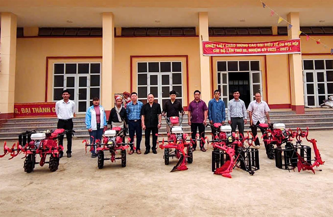 Công ty Cổ phần Thủy điện Mường Hum hỗ trợ 52 máy cày giúp hộ dân khắc phục thiên tai- Ảnh 4. Công ty Cổ phần Thủy điện Mường Hum hỗ trợ 52 máy cày giúp hộ dân khắc phục thiên tai- Ảnh 4.