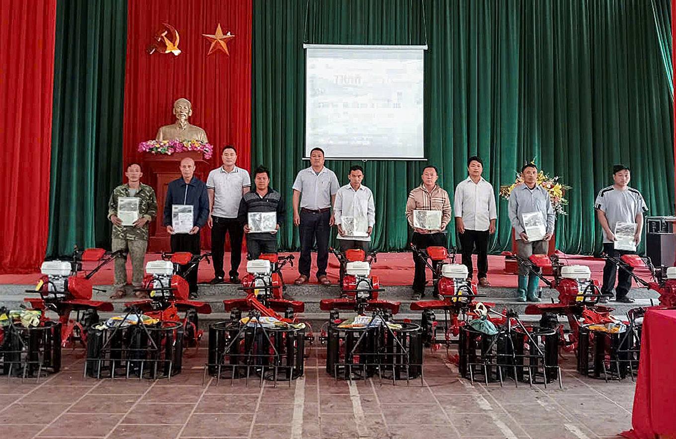 Công ty Cổ phần Thủy điện Mường Hum hỗ trợ 52 máy cày giúp hộ dân khắc phục thiên tai- Ảnh 5. Trao máy cày cho hộ nghèo 2 xã Nậm Pung và Sàng Ma Sáo. (Ảnh Truyền Hình Bát Xát)