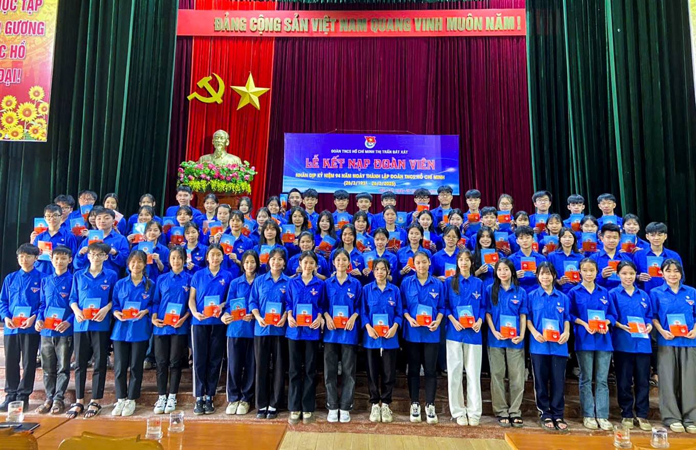 Thị trấn Bát Xát: Kết nạp 70 đoàn viên mới nhân dịp kỷ niệm 94 năm thành lập Đoàn TNCS Hồ Chí Minh- Ảnh 4. Trao sổ và gắn thẻ Đoàn cho các đoàn viên mới. (Ảnh Truyền Hình Bát Xát)