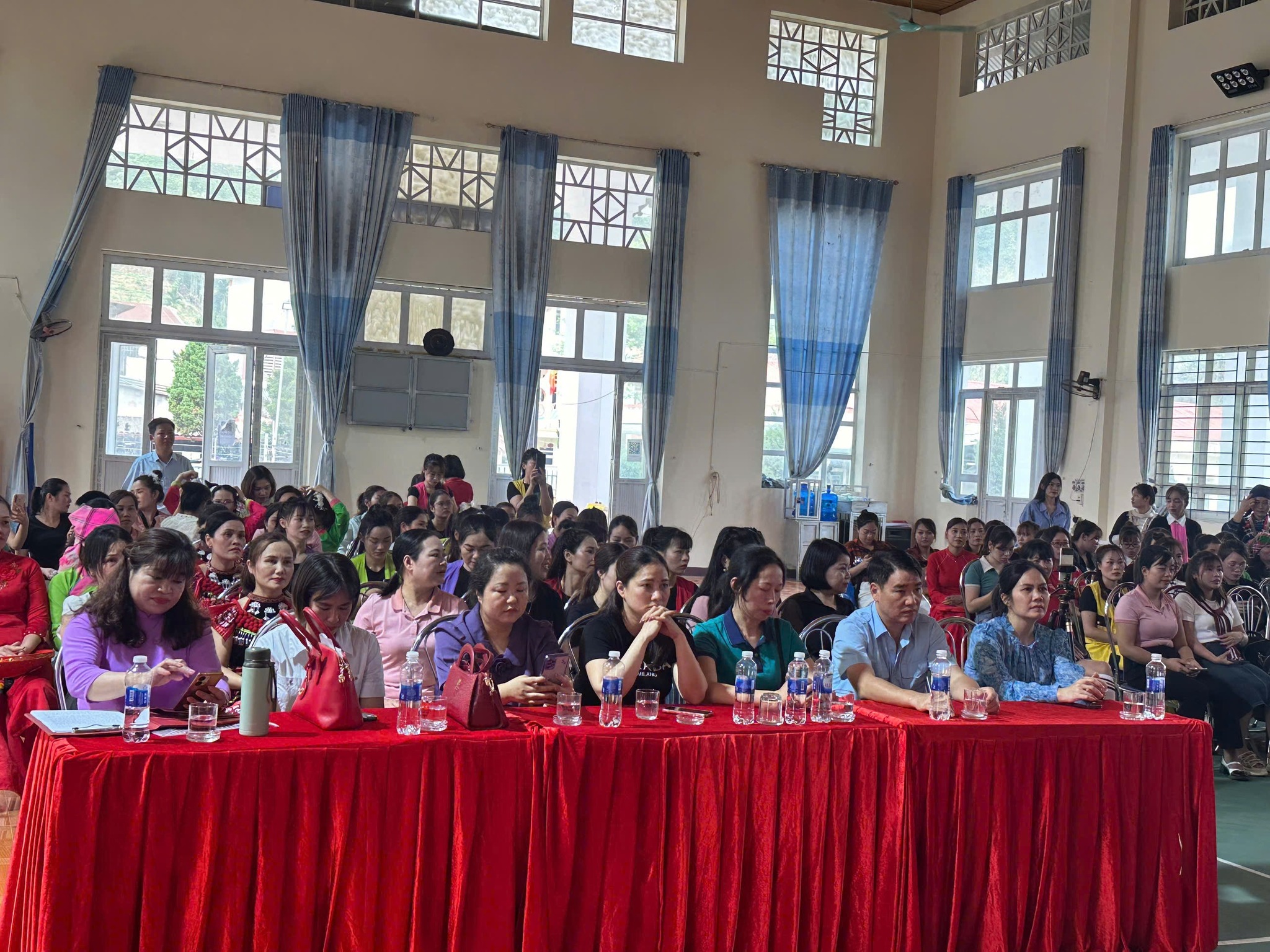 Cụm trường Mầm non số 1 Bát Xát tổ chức chuyên đề Phát triển giáo dục mầm non lấy trẻ làm trọng tâm năm 2024-2025.- Ảnh 1. Trường Mầm non Quang Kim, cụm trường Mầm non số 1 huyện Bát Xát đã tổ chức buổi sinh hoạt chuyên đề với chủ đề "Phát triển giáo dục mầm non lấy trẻ làm trọng tâm". (Ảnh Truyền Hình Bát Xát)