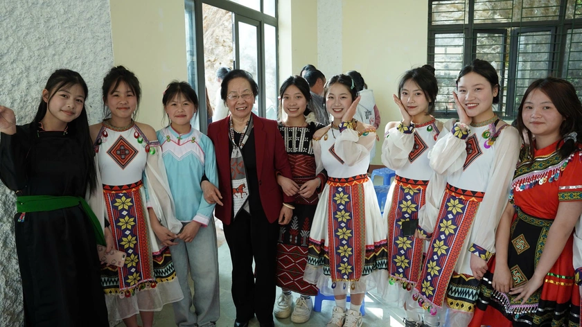 Một số hình ảnh tại chương trình trao học bổng của Hội Khuyến học Việt Nam tại Lào Cai. (Ảnh Công dân & Khuyến học)