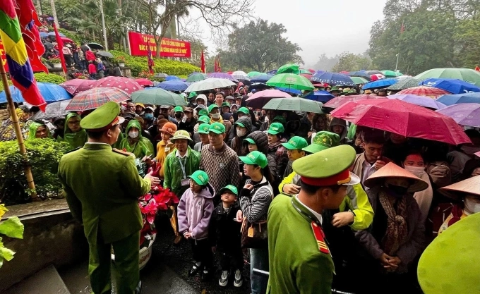 Biển người đổ về Đền Hùng trước đại lễ Giỗ Tổ Hùng Vương- Ảnh 2. Công an hướng dẫn, phân luồng người hành hương để đảm bảo trật tự. Ảnh: Công an Phú Thọ