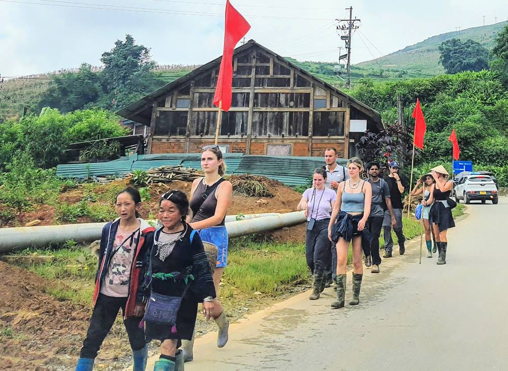 Lào Cai: Doanh thu bán lẻ và dịch vụ tiêu dùng tăng trưởng mạnh trong hai tháng đầu năm- Ảnh 1. Khách du lịch đến Lào Cai tăng mạnh khiến doanh thu dịch vụ tiêu dùng tăng. (Ảnh Cổng TTĐT tỉnh Lào Cai)