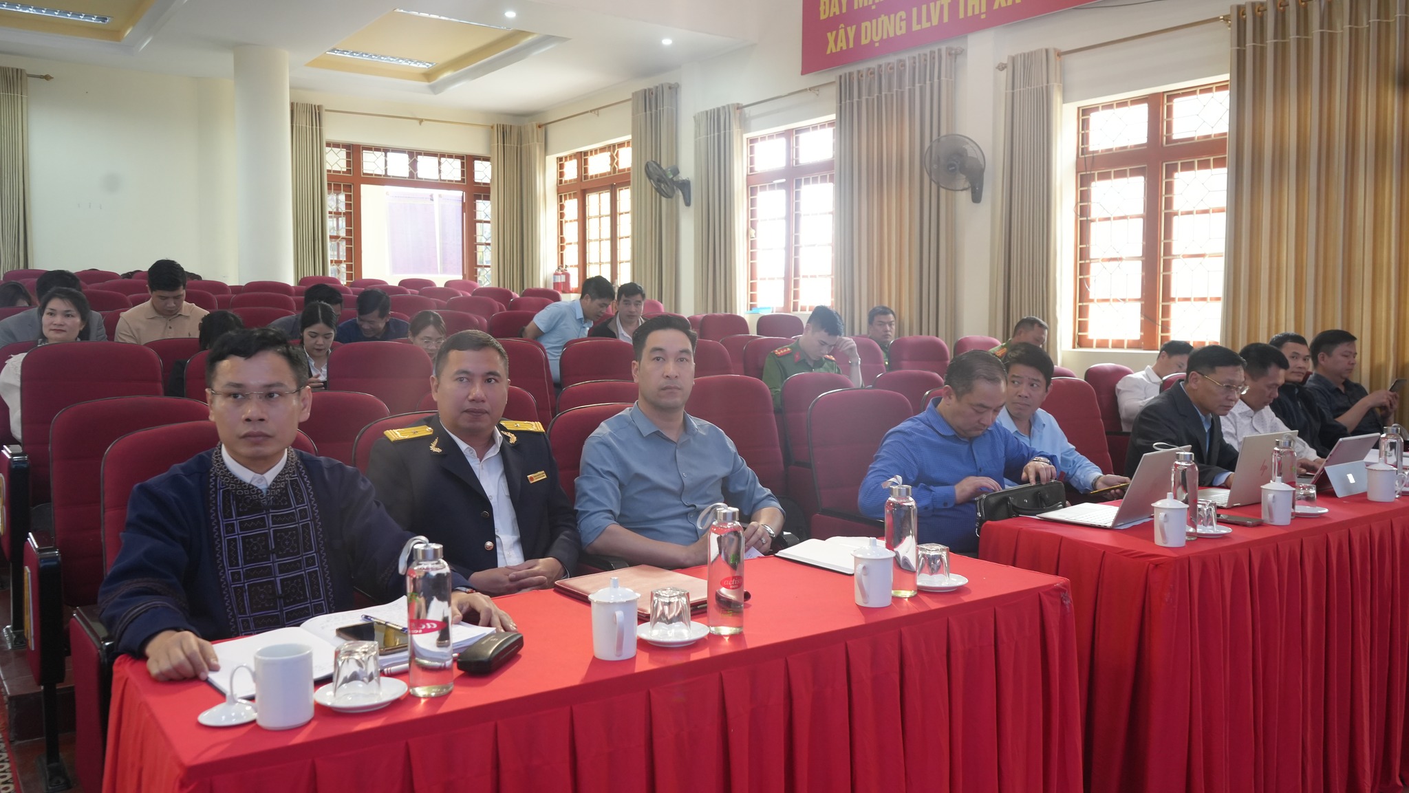 UBND thị xã Sa Pa tổ chức lễ trao chứng nhận cho các doanh nghiệp đáp ứng tiêu chuẩn tham gia ứng dụng du lịch thông minh Sa Pa Tour. (Ảnh Truyền Hình Sa Pa)