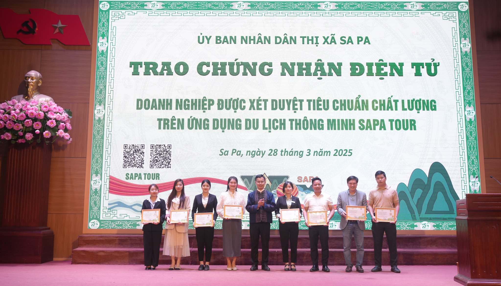 Tại buổi lễ, UBND thị xã Sa Pa đã trao chứng nhận cho 10 doanh nghiệp tiêu biểu. (Ảnh Truyền Hình Sa Pa)