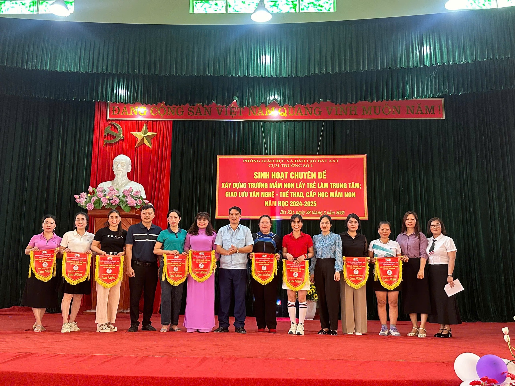 Cụm trường Mầm non số 1 Bát Xát tổ chức chuyên đề Phát triển giáo dục mầm non lấy trẻ làm trọng tâm năm 2024-2025.- Ảnh 8. Một số hình ảnh ghi lại những khoảnh khắc đáng nhớ trong buổi sinh hoạt chuyên đề. (Ảnh Truyền Hình Bát Xát)
