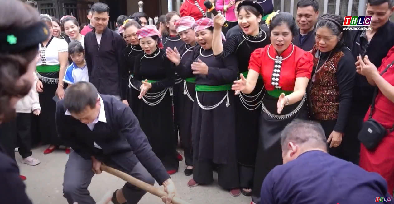 Chương trình văn nghệ và các trò chơi dân gian trong lễ hội. (Ảnh chụp màn hình THLC)