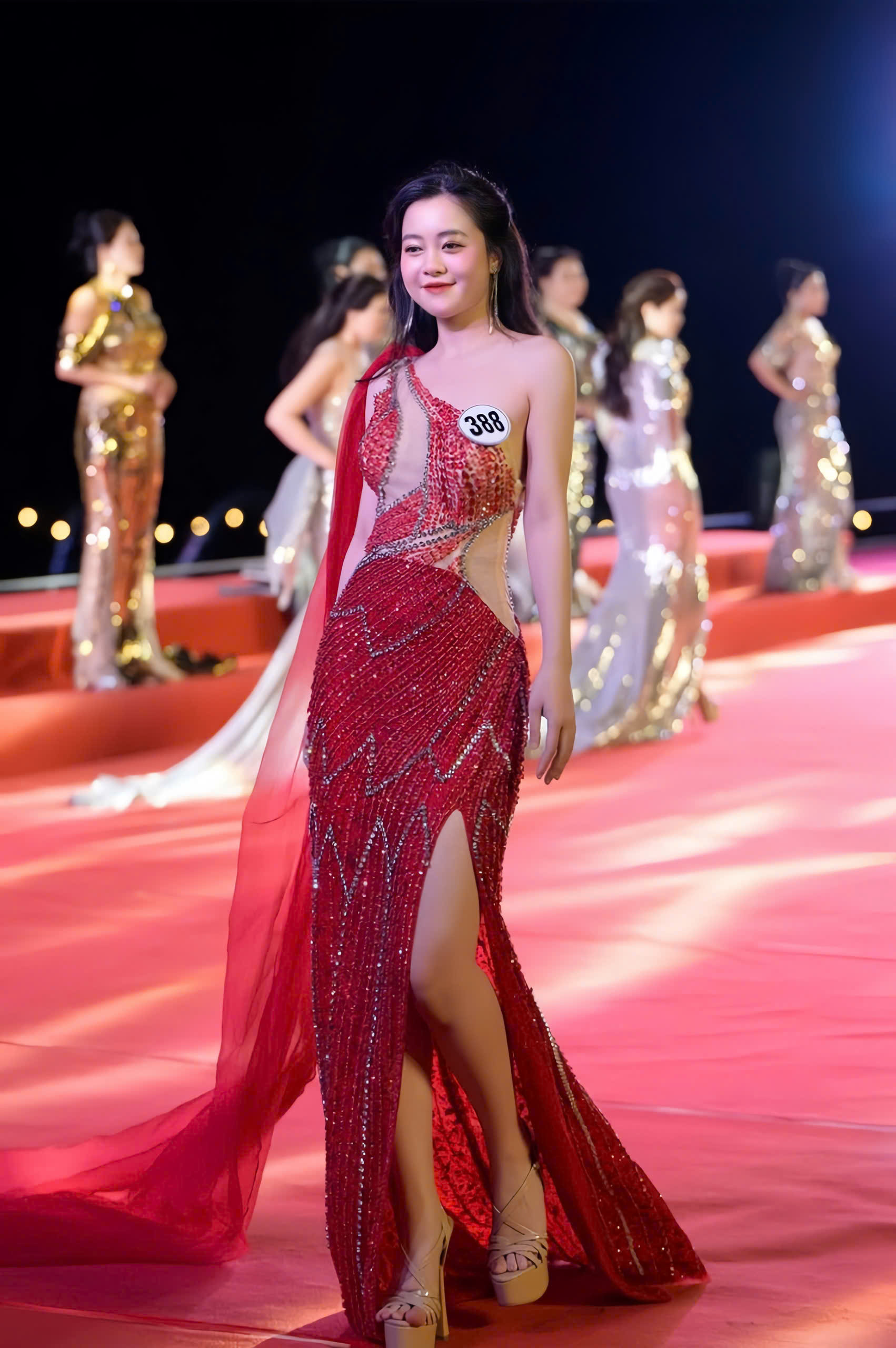 Người đẹp Lào Cai Hoàng Thị Phương Thảo giành giải Tài năng tại Hoa hậu Doanh nhân Hoàn vũ Việt Nam 2025- Ảnh 3.