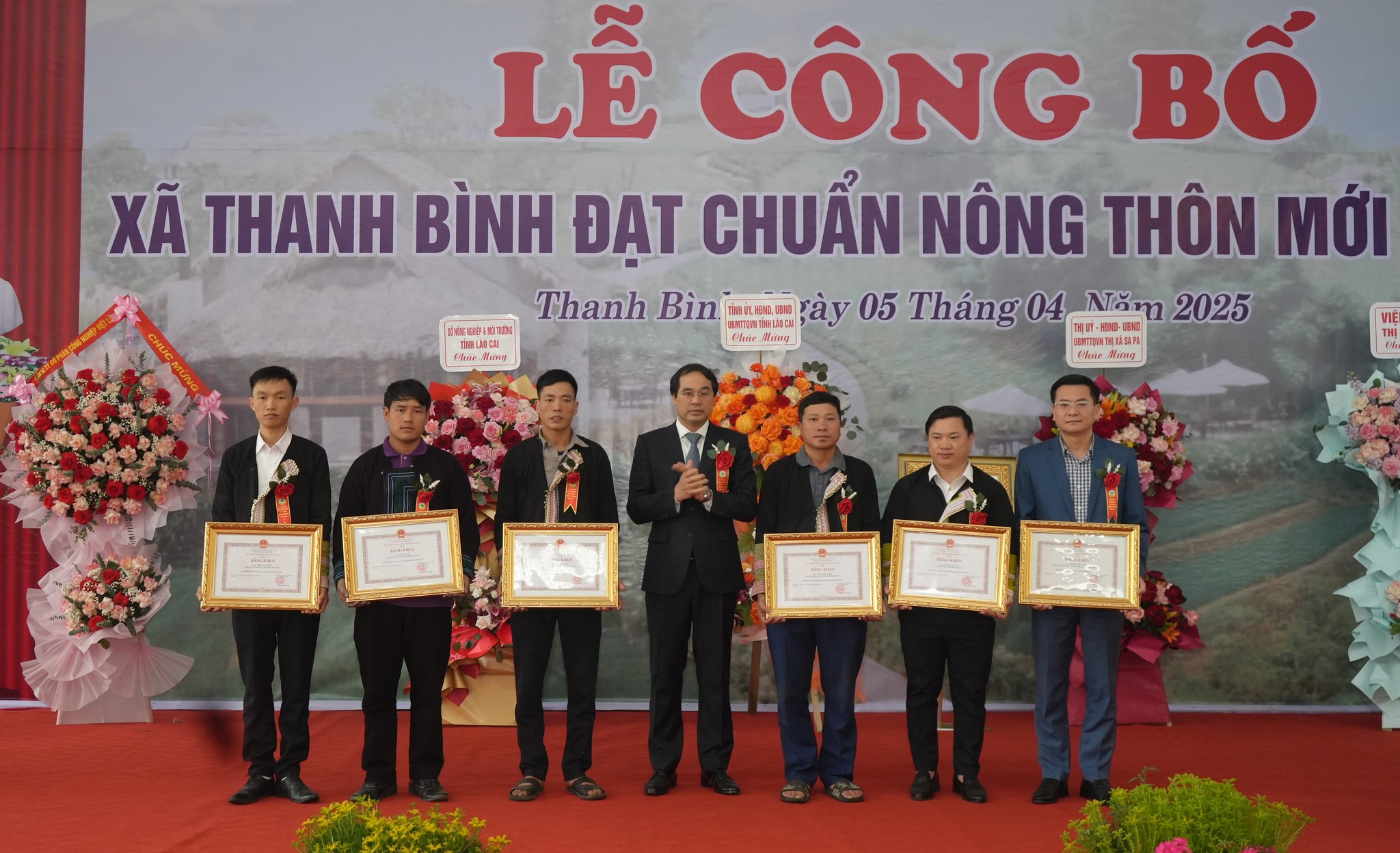 Xã Thanh Bình (Sa Pa) chính thức đạt chuẩn Nông thôn mới năm 2024- Ảnh 3. Dịp này, nhiều cá nhân và tập thể có thành tích xuất sắc trong phong trào xây dựng nông thôn mới đã được UBND tỉnh và UBND thị xã Sa Pa biểu dương, khen thưởng. (Ảnh Truyền Hình Sa Pa)