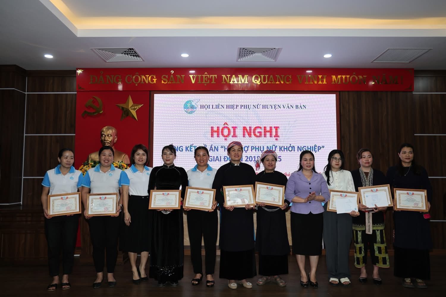Hội LHPN Văn Bàn tổng kết Đề án hỗ trợ phụ nữ khởi nghiệp giai đoạn 2018 – 2025- Ảnh 6. Tuyên dương các tập thể, cá nhân xuất sắc trong triển khai Đề án 939 ( Trung tâm VHTT-TT Văn Bàn)