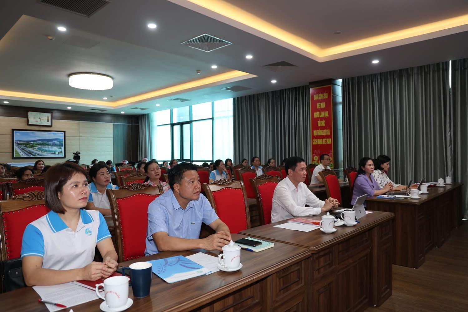 Hội LHPN Văn Bàn tổng kết Đề án hỗ trợ phụ nữ khởi nghiệp giai đoạn 2018 – 2025- Ảnh 2. Quang cảnh hội nghị (ảnh Trung tâm VHTT-TT Văn Bàn)