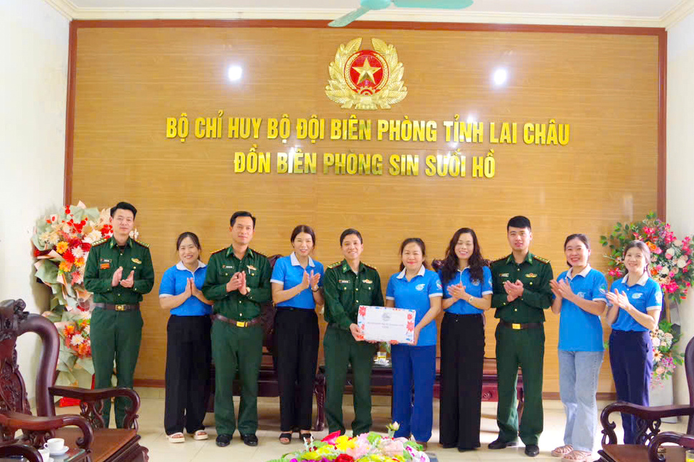 Lan tỏa yêu thương nơi biên cương: 333 phần quà đến với học sinh và phụ nữ khó khăn tại Sin Suối Hồ- Ảnh 3. Đoàn công tác của Hội Liên hiệp Phụ nữ tỉnh tặng quà cho Ban Chỉ huy Đồn Biên phòng Sin Suối Hồ. - Ảnh Báo Lai Châu