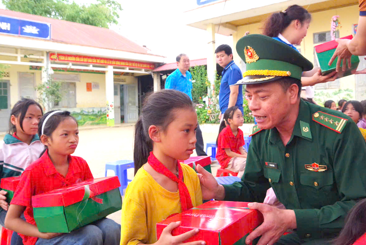 Lan tỏa yêu thương nơi biên cương: 333 phần quà đến với học sinh và phụ nữ khó khăn tại Sin Suối Hồ- Ảnh 1. Đại tá Lê Công Thành – Phó Chính uỷ Bộ Chỉ huy Bộ đội Biên phòng tỉnh tặng quà cho học sinh. - Ảnh Báo Lai Châu