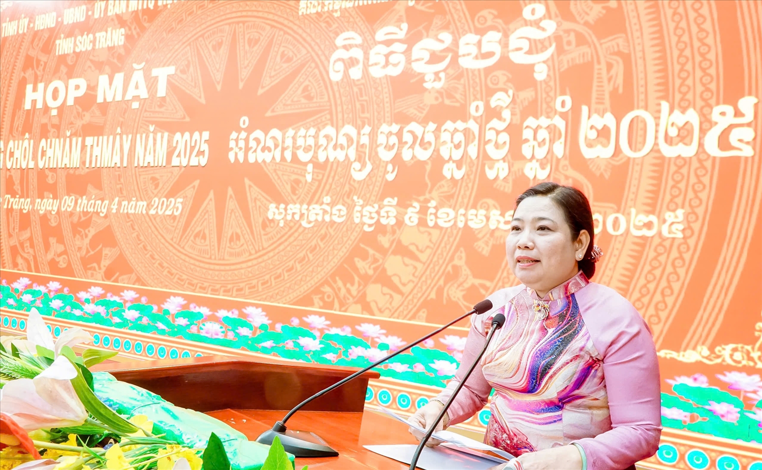 Bà Hồ Thị Cẩm Đào, Phó Bí thư Thường trực Tỉnh ủy, Chủ tịch HĐND tỉnh Sóc Trăng, phát biểu tại buổi họp mặt. (Ảnh Báo Dân Tộc)