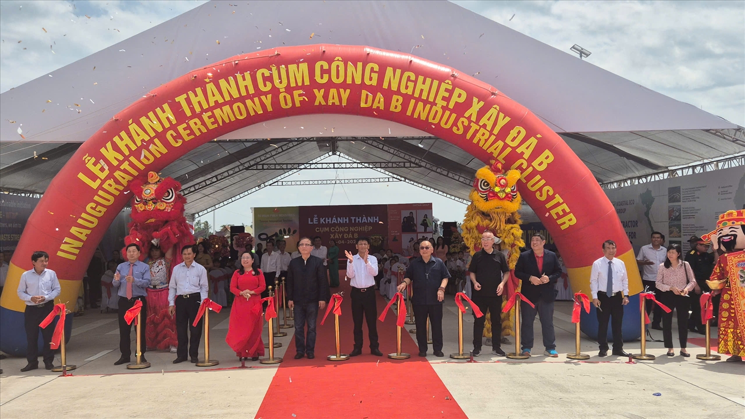 Các đại biểu thực hiện nghi thức cắt băng khánh thành cụm công nghiệp Xây Đá B. (Ảnh Báo Dân Tộc)