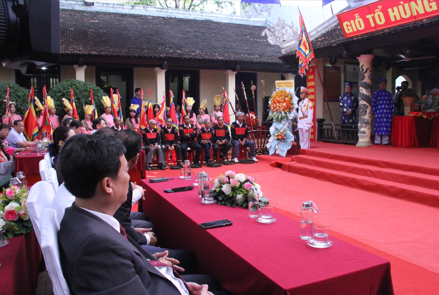 Không khí trang nghiêm, đậm đà bản sắc tại Lễ Giỗ Tổ Hùng Vương 2025 ở Đắk Lắk- Ảnh 2. Các đại biểu và Nhân dân dự Lễ lắng nghe trong tiếng chiêng ngân tại Lễ Giỗ tổ. (Ảnh Báo Dân Tộc)